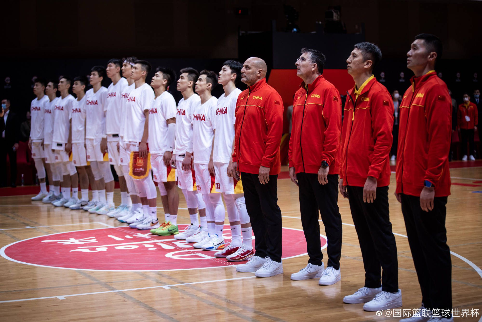 对叶辰来说，一顿饭无论是花10万还花20万，都只是毛毛雨而已，他想干的，就是不能让蒋明得逞。
